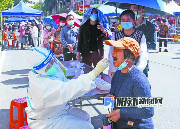 防范區內的居民積極參加核酸檢測。 劉再揚 攝.jpg