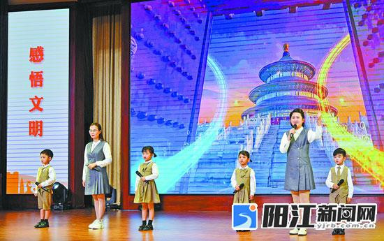 市朗誦藝術協會會員和小朋友一起朗誦《中華家風頌》。 李向東 攝.jpg